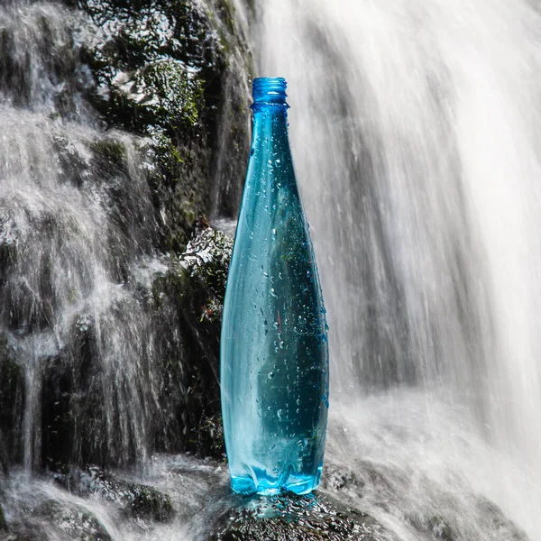 Bouteille Bleue Eau Minérale Dans Nature — Photo