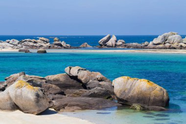Kerlouan, Brittany, Fransa sahillerindeki Rocky plajı.