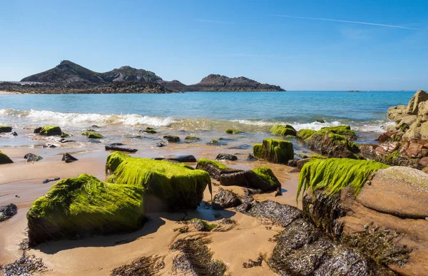 Ola Verde Sobre Piedras Playa Erquy Francia Bretaña — Foto de Stock