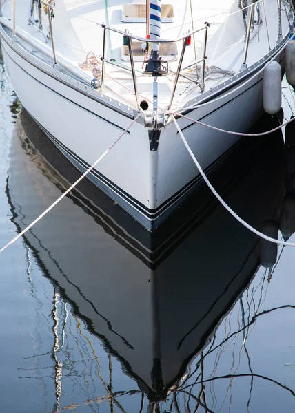 Boat Hull Port Reflecting Symmetrical Water — Stock Photo, Image