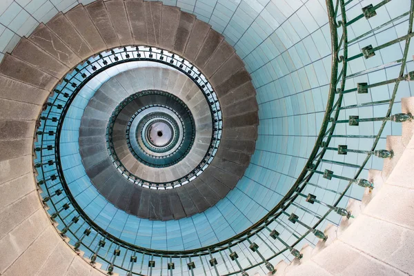 灯台の中の階段の螺旋の眺め ヴィエルジュ島 ブリタニー フランス — ストック写真