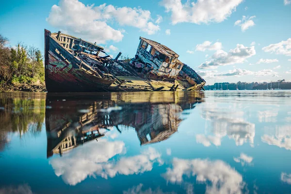 Destruição Barco Pesca Madeira Abandonado Nas Nuvens Saint Malo França — Fotografia de Stock