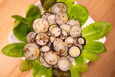 Tabakta baharatlı siyah turp salatası.