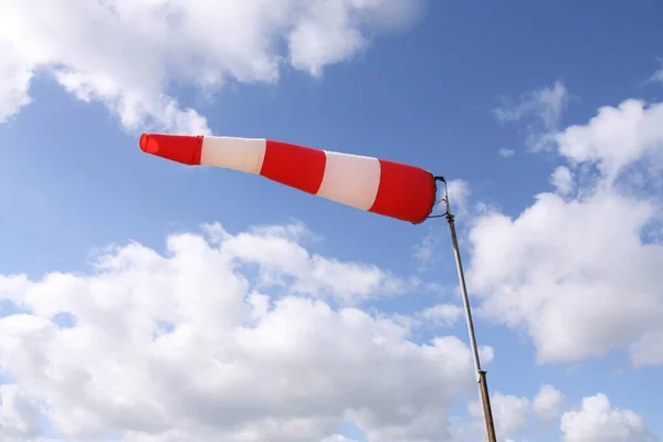 Windsock Flagga Med Röda Och Vita Ränder Blå Himmel Bakgrund — Stockfoto