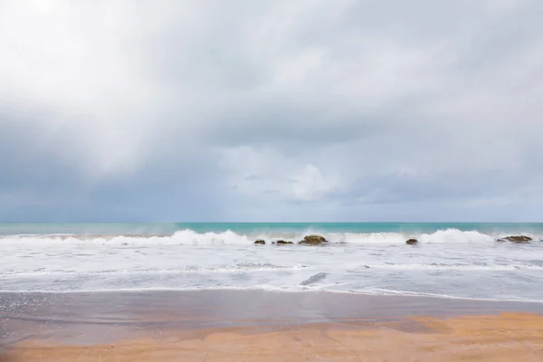 Praia Vazia Onda Mar Bretanha França — Fotografia de Stock