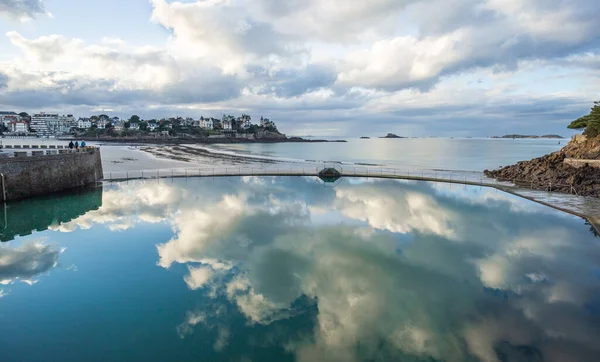 法国布列塔尼迪纳德海滩和游泳池 — 图库照片
