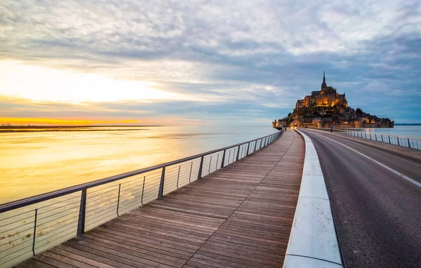 Mont Saint Michel Normandiya Fransa Daki Köprüde — Stok fotoğraf