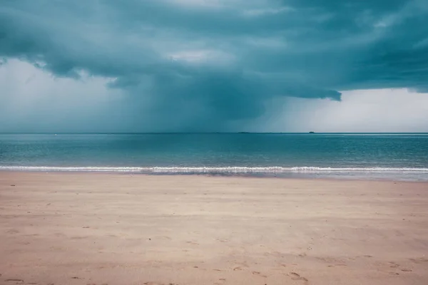 Niespokojne Ciemne Niebo Nad Plażą Bretanii Francja — Zdjęcie stockowe