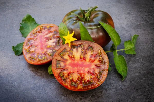 Zwarte Tomaat Solanum Lycopersicum Donkere Achtergrond — Stockfoto