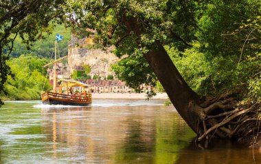 Fransa 'nın Dordogne nehrinden La Roque-Gageac köyü, Yeni Aquitaine, Fransa