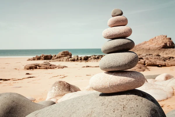 Balanserad stenar på stranden — Stockfoto