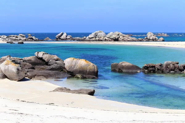 Boulders et plage à Kerlouan, Bretagne, France — Photo