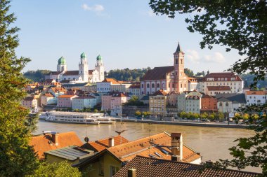 Passau, Almanya - 19 Eylül 2024: Tuna nehri, toprak seti ve katedrali, Bavyera, Almanya