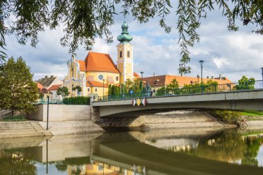 Gyor, Macaristan - 25 Eylül 2024: Carmelite Kilisesi ve Macaristan 'ın Gyor kentindeki Raba Nehri üzerindeki köprü