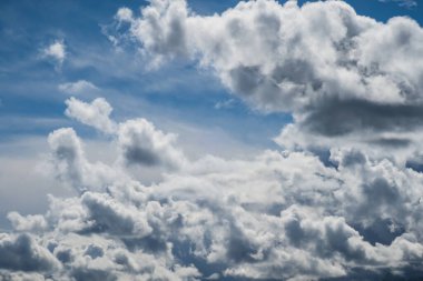 Beyaz kabarık bulutlar ve Fransa 'da çekilmiş doğal fotoğraflarla olağanüstü fırtınalı bir hava.