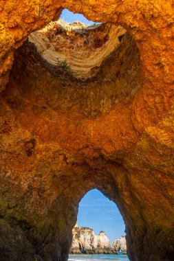 Portekiz 'in güneyindeki Algarve bölgesinde Portimao yakınlarındaki bir mağarada kesilen kayadan dikey fotoğrafçılık.