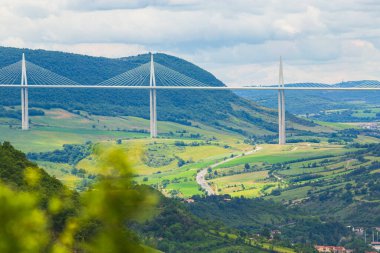 Millau, Fransa - 2 Haziran 2024: Millau Viaduct, Tarn Nehri vadisinde kablo destekli yol köprüsü, Fransa Aveyron Bölümü