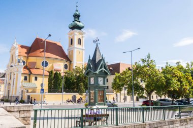 Gyor, Macaristan - 25 Eylül 2024: Karmelit Kilisesi ve Gyor Meydanı güneşli bir günde