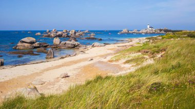 Kuzey Bretagne, Fransa 'da Pontusval deniz feneri fotoğraflı Kerlouan Rocky plajı