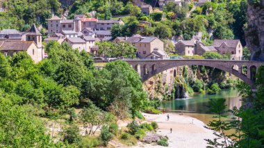 Saint-Chely-du-Tarn, Fransa - 30 Haziran 2016: Fransa 'nın Lozere kentinde Fransız kanyonu, Tarn Nehri vadisinde köy manzarası, köprüsü ve şelalesi