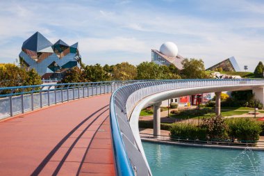 Poitiers, Fransa - 21 Eylül 2010: Köprüden Futuroscope tema parkını keşfedin, ünlü Fransız lunaparkı.