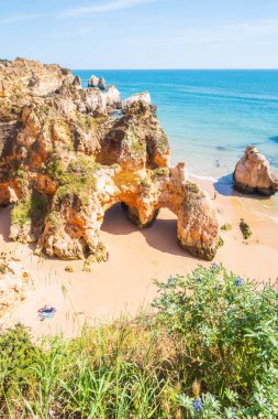 Praia dos Tres Irmaos, Portekiz 'in Alvor şehrindeki Portimao bölgesinin en güzel plajlarından biridir. Dikey görünüm.