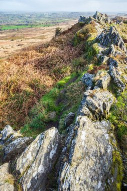 Roc 'h Trevezel' in dikey görüntüsü, Brittany, kuzeybatı Fransa 'da kayalık bir tepe.