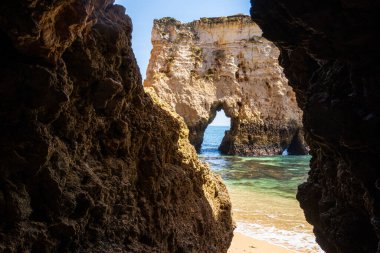 Portekiz 'in Algarve bölgesindeki Portimao yakınlarındaki kayalıklardan rüya sahili manzarası.