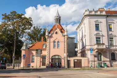 Gyor, Macaristan - 25 Eylül 2024: Şehrin mimarisinin bir caddesinden görüntü