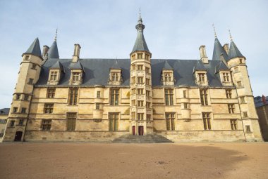 Nevers, Fransa - 16 Ekim 2024 Nevers City, Nievre, Fransa 'daki Ducal Palace. 15. ve 16. yüzyıllarda Fransa 'nın merkezinde feodal bir yapı inşa edilmiş..