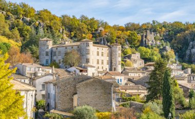 Sonbaharda Vogue köyünün manzarası, köyün lordlarına ait 12. yüzyıldan kalma bir şato tarafından gözden kaçırılmış. Fransa 'nın En Güzel Köyleri.