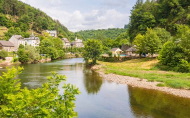 Fransa 'nın en güzel köylerinden biri olan Aveyron' un Estaing Köyü 'ndeki Lot Nehri' nin üzerinden bakın.
