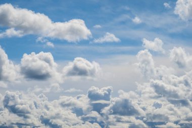 Gökyüzünde beyaz kabarık bulutlar, Fransa 'da doğal fotoğrafçılık