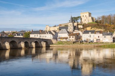 Fransa 'nın Cher nehri üzerindeki Montrichard kasabasının tarihi merkezine panoramik manzara