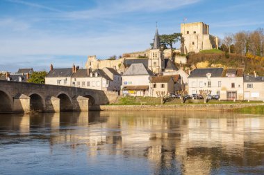 Fransa 'nın Cher nehrindeki Montrichard kasabasının tarihi merkezine bakın.