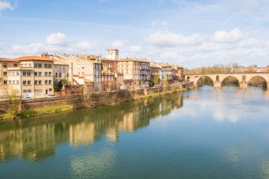Eski köprüsü ve Fransa 'nın Occitanie bölgesindeki tarihi Montauban kasabası ile Lot nehrinin genel görünümü