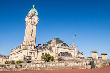 Limoges City, Fransa 'da mavi gökyüzünde Limoges-Benedictins adlı ünlü tren istasyonu.