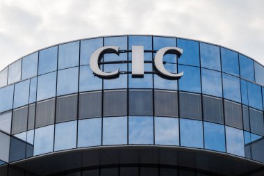 Lille, Fransa - 16 Ağustos 2022: Scalbert-Dupont ailesi tarafından 1859 'da kurulan Fransa' da bir finans hizmet grubu olan bina cephesi üzerine CIC logosu