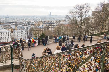 Paris, Fransa - 26 Ocak 2026: Paris 'teki Montmartre tepesindeki bazilika meydanından turistlerin ziyaret ettiği genel manzara.