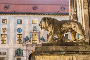 Münih, Bavyera, Almanya - 21 Ekim 2024: Münih 'teki Bavyera ordusunun anıtı Feldherrenhalle' deki ünlü tarihi eser olan taş aslan heykeli