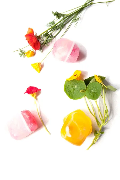 Composição de sabonetes artesanais, flores e ervas — Fotografia de Stock