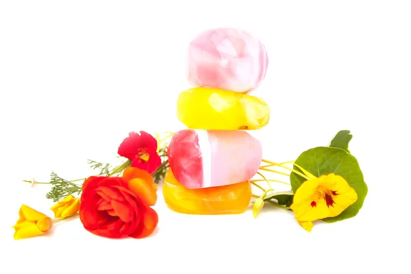 Rocas de jabón hechas a mano con hierbas y flores Imágenes de stock libres de derechos