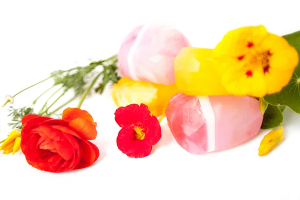 Ručně vyráběné mýdlo růžové a oranžové skály s květinami — Stock fotografie