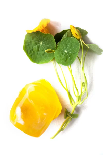 Sabão feito à mão laranja com flores. Isolados — Fotografia de Stock