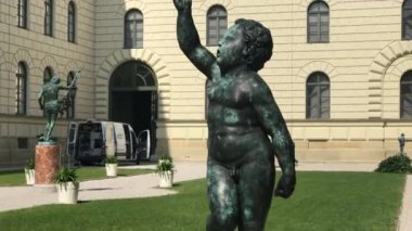 Munchen Malikanesi 'ndeki bir heykelin aşırı hızlanması.