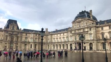 Paris 'teki Louvre Müzesi' nde sırada bekleyen insanların zaman çizelgesi.