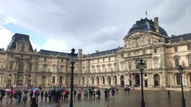 Paris Teki Louvre Müzesi Nde Sırada Bekleyen Insanların Gerçek Zamanlı — Stok video