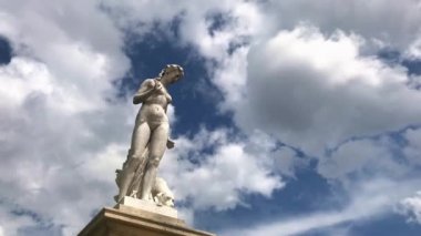 Paris 'teki Louvre Müzesi' nin bahçesindeki bir heykelin zamanı.