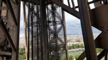 Paris 'teki Eyfel Kulesi' nden aşağı iniyoruz (1)