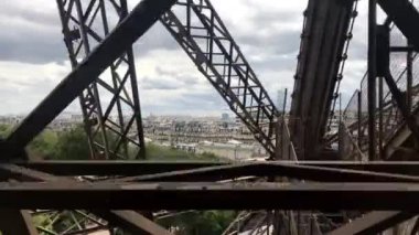 Paris 'teki Eyfel Kulesi' nden aşağı iniyor (2)